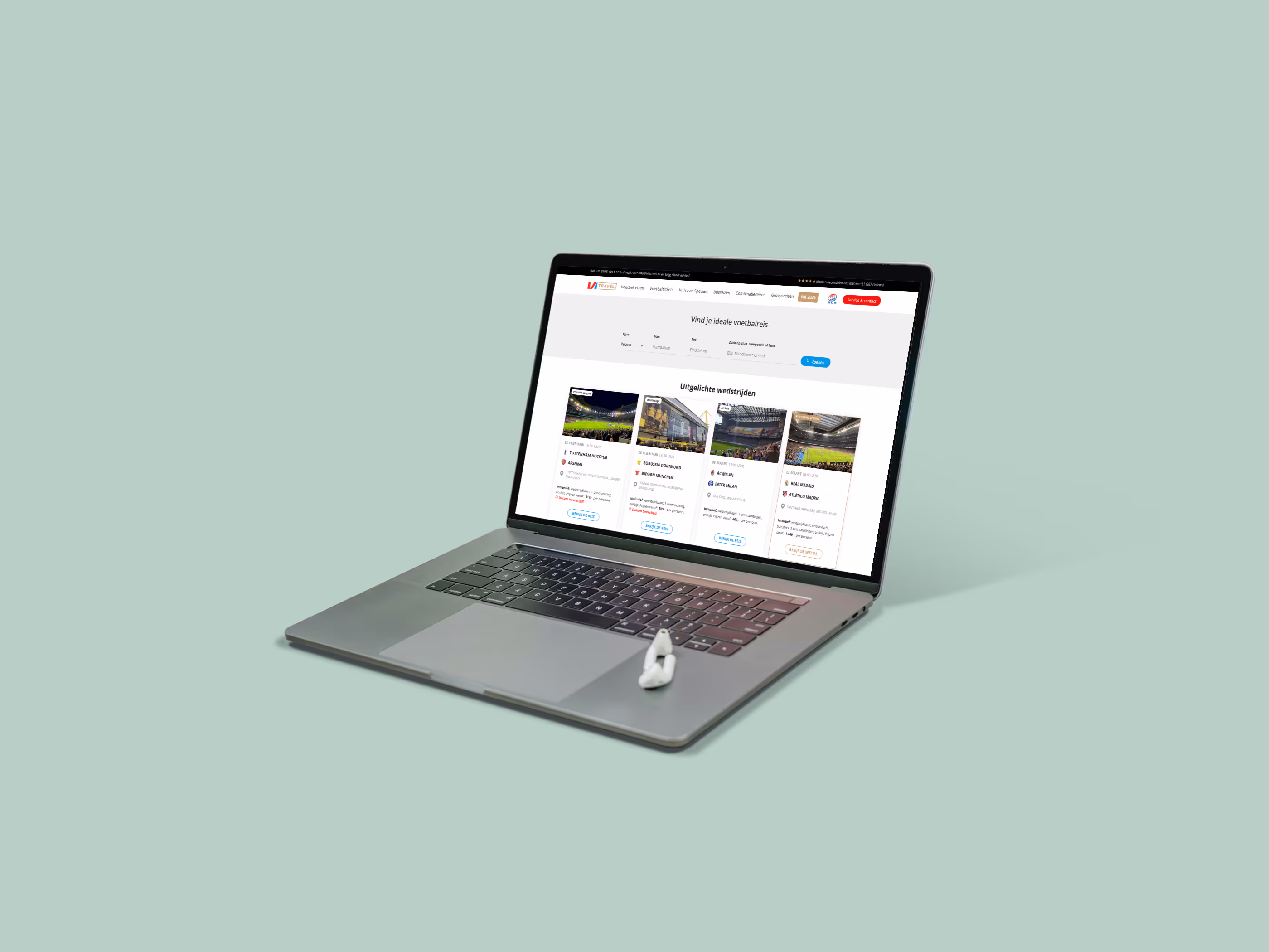 Mockup van het VI Travel reisplatform op een laptop, met een overzicht van uitgelichte reizen.