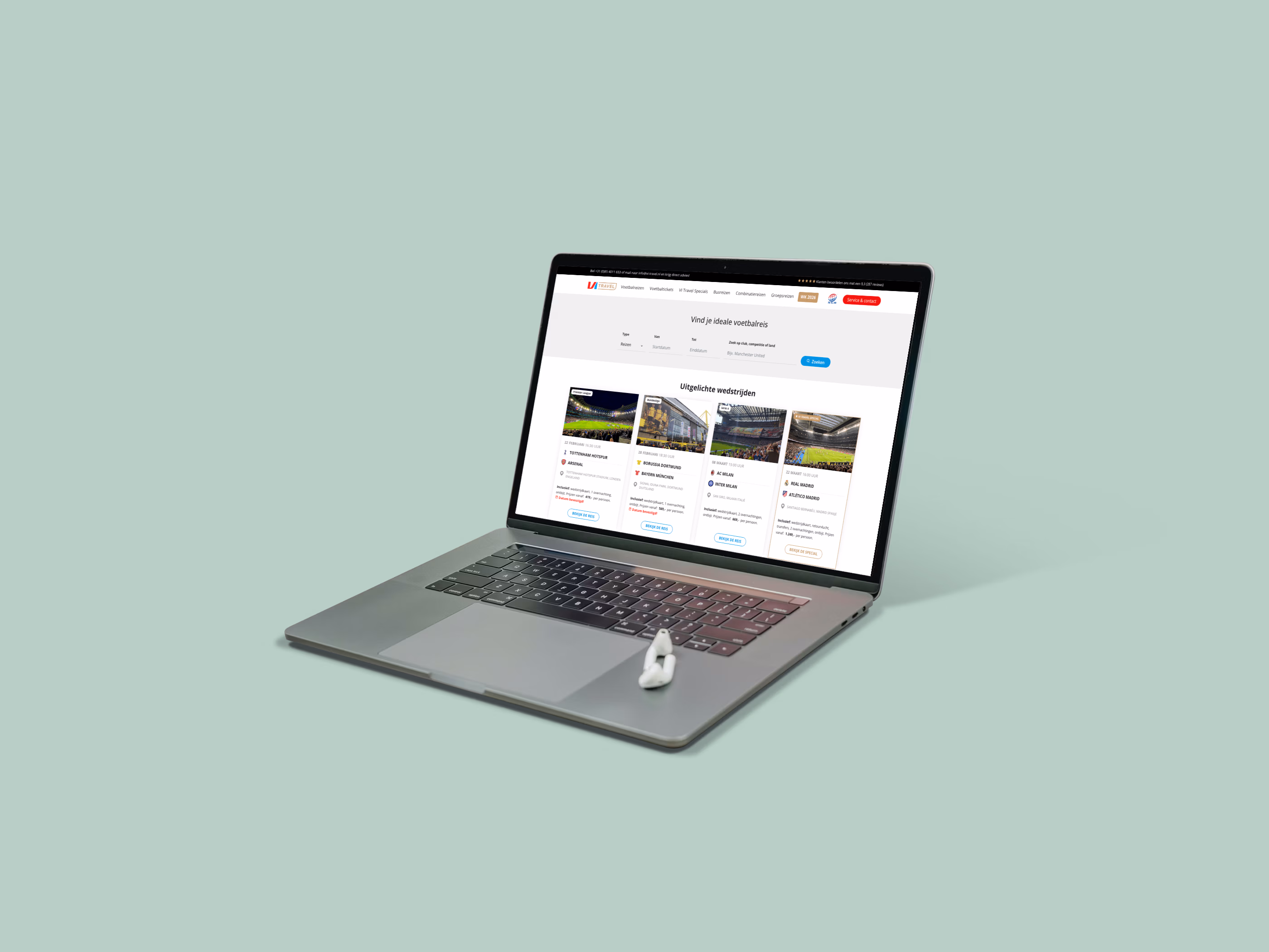 Mockup van het VI Travel reisplatform op een laptop, met een overzicht van uitgelichte reizen.
