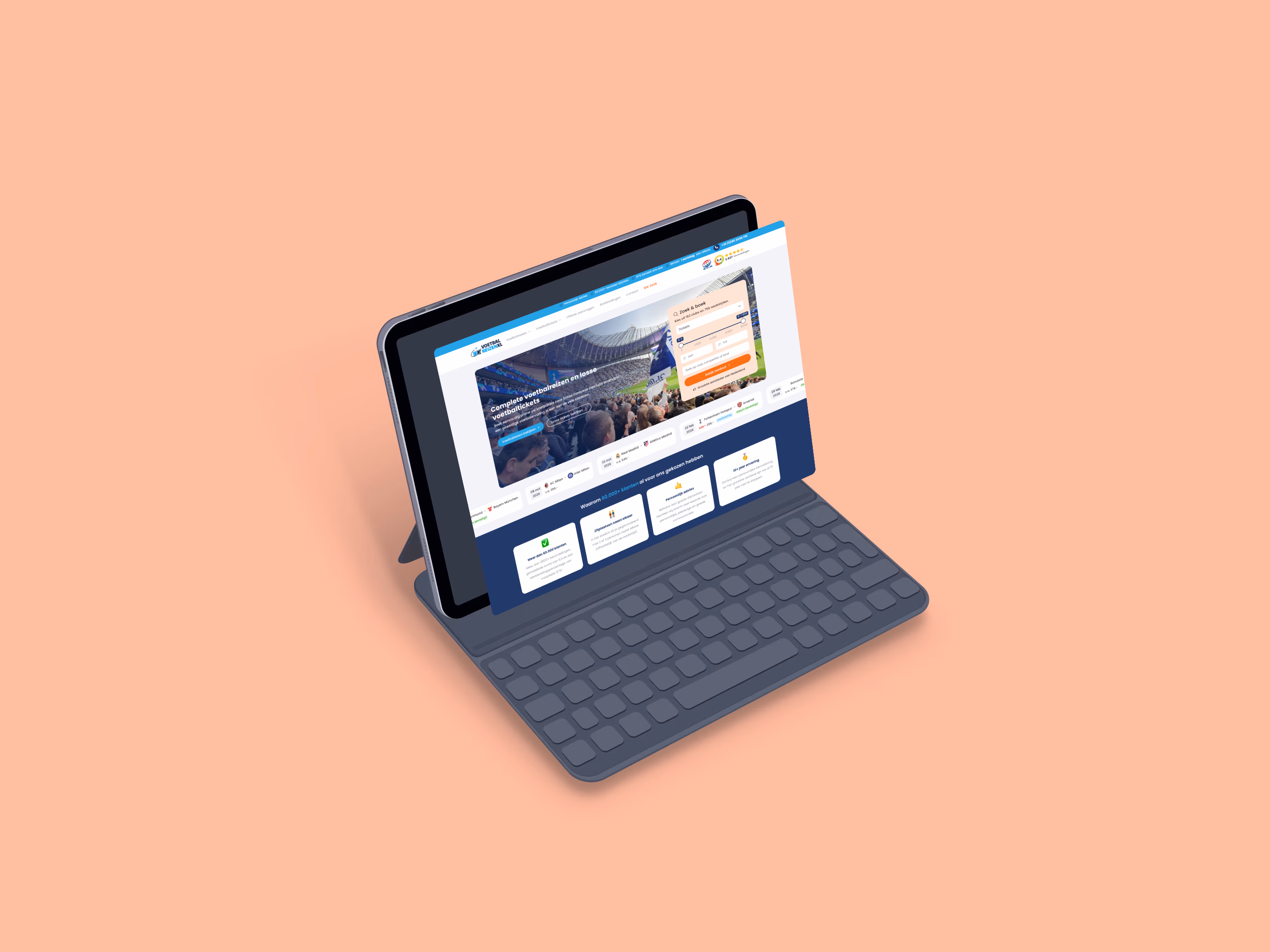 Mockup van het VoetbalreizenXL.nl boekingsplatform op een iPad met toetsenbord.