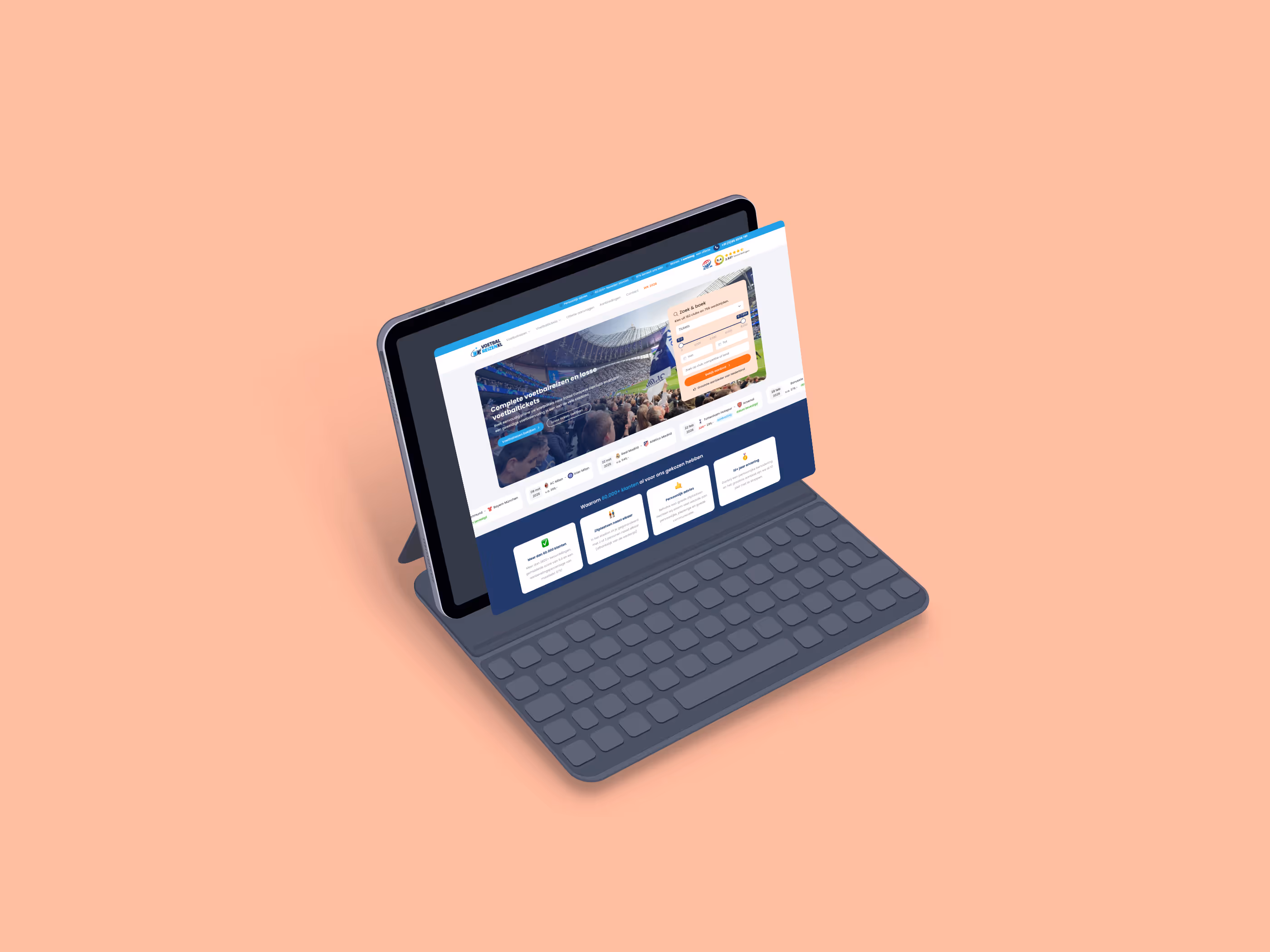 Mockup van het VoetbalreizenXL.nl boekingsplatform op een iPad met toetsenbord.
